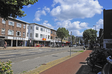 904510 Gezicht op de panden Amsterdamsestraatweg 409 (links) -lager te Utrecht.